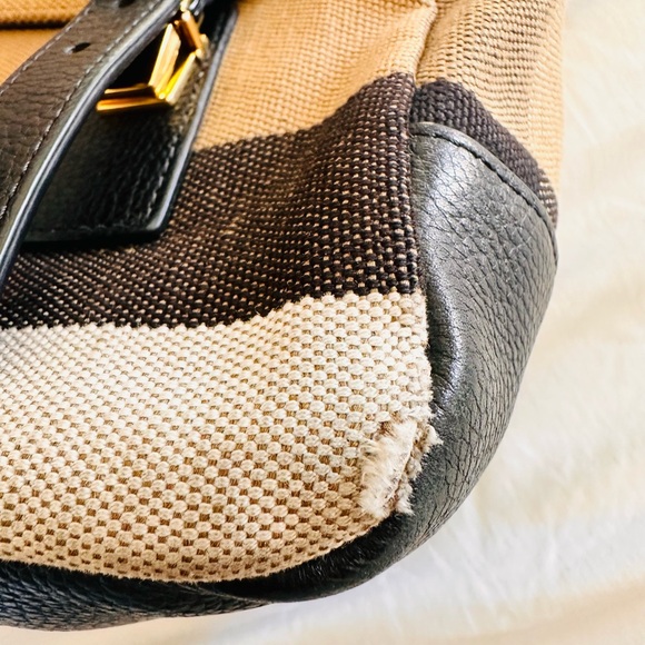 Authentic Burberry messenger bag - Picture 2 of 8